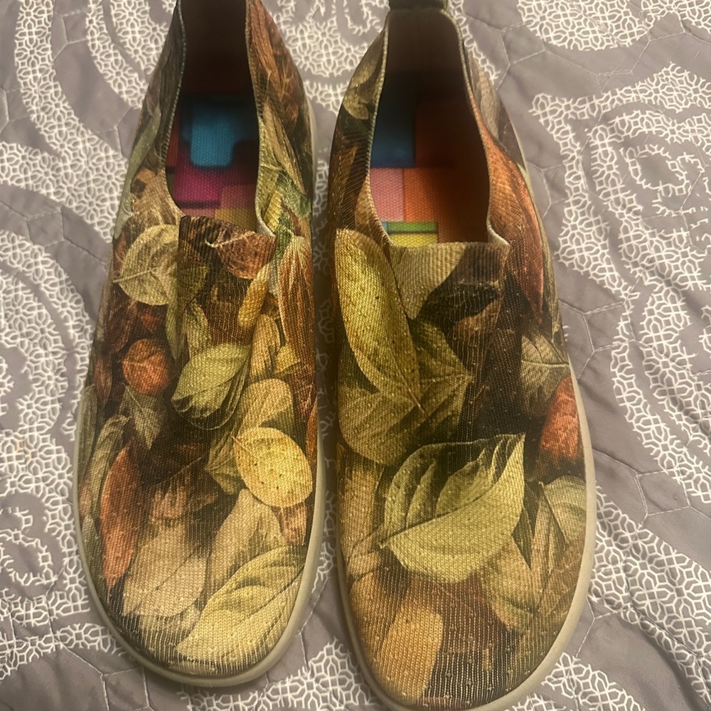 Leaf Print Slip-On Shoes